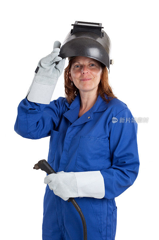 女焊工戴面罩，手持焊枪隔离于白色