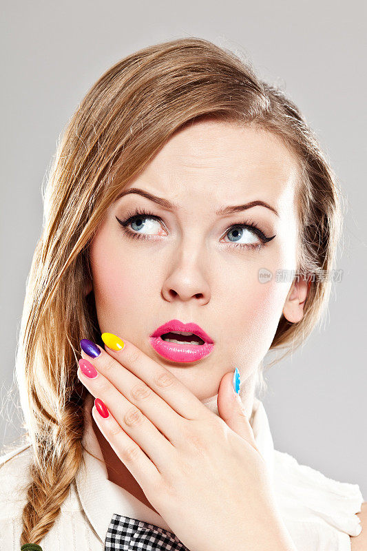 害怕的年轻女子