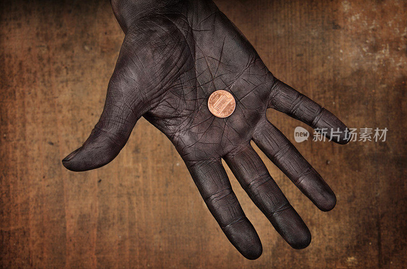 手中有一枚一美分硬币