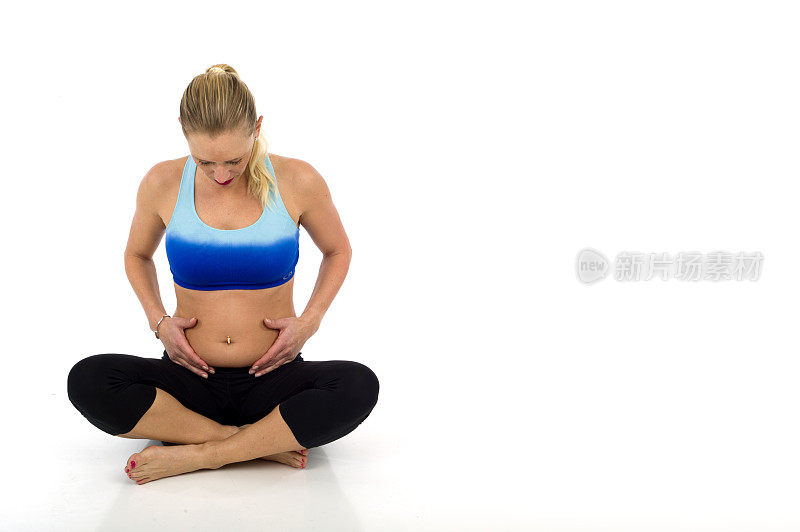 年轻孕妇锻炼和练习瑜伽