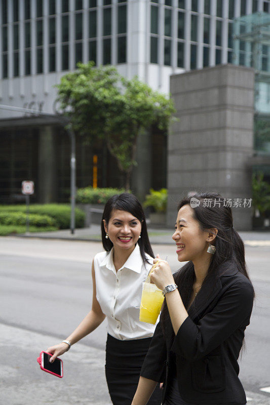 亚洲女商人沿街行走