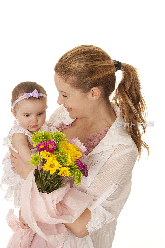 母亲和女儿捧着一束花