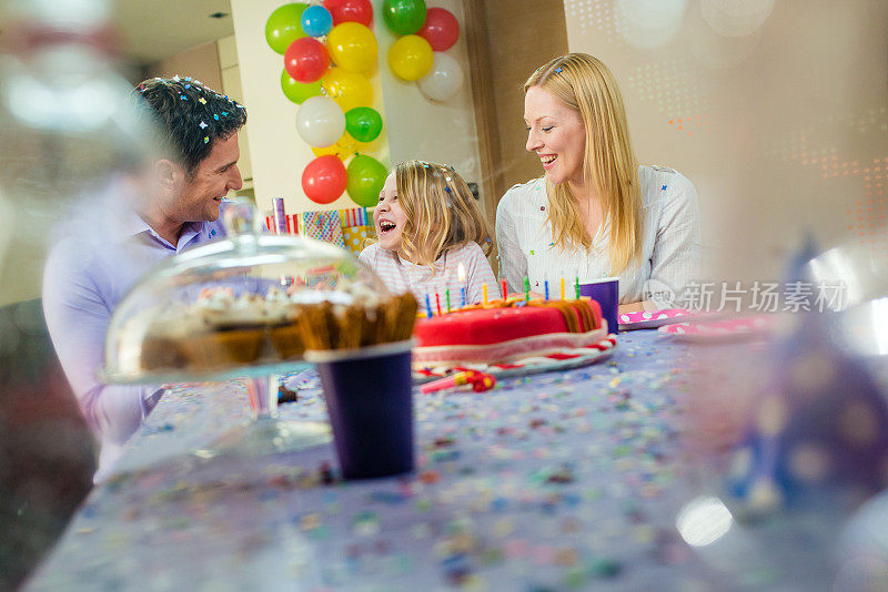女儿生日聚会上一家人快乐