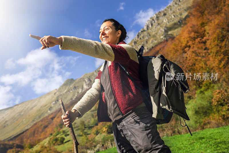 年轻女子在山里徒步旅行