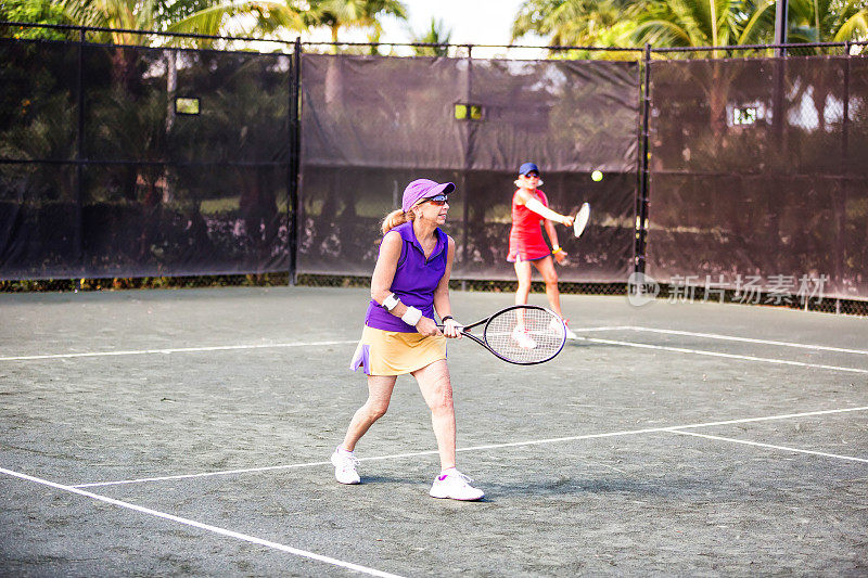 高级女子双打搭档打网球