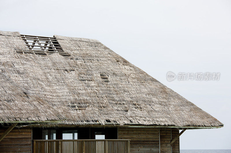 度假别墅的茅草屋顶被风和水破坏
