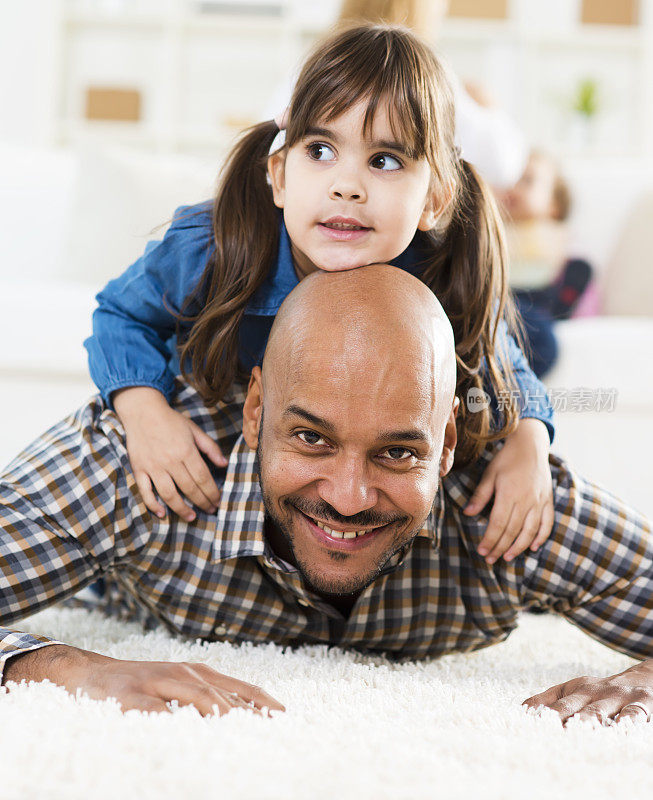 父亲和女儿玩耍