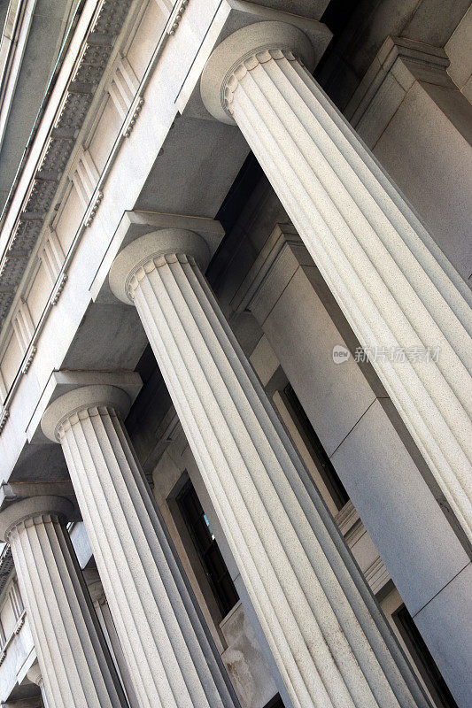 法院的柱子呈直角——垂直