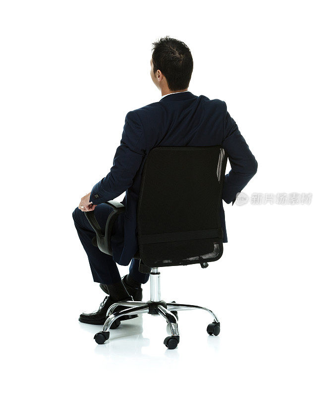 商人坐在椅子上的后视图