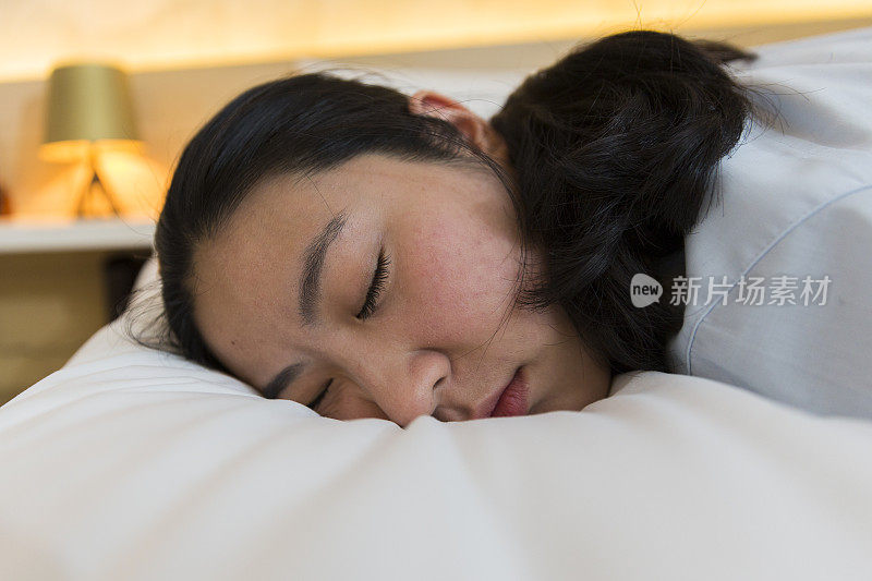 疲惫的女商人躺在床上