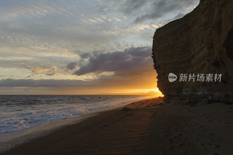 英国多塞特海滩上美丽的日落