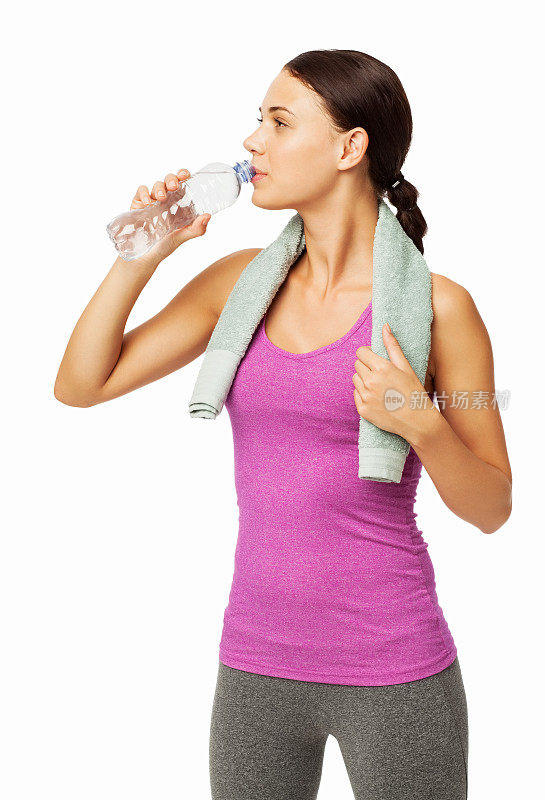 脖子上围着毛巾喝瓶子里的水的女性