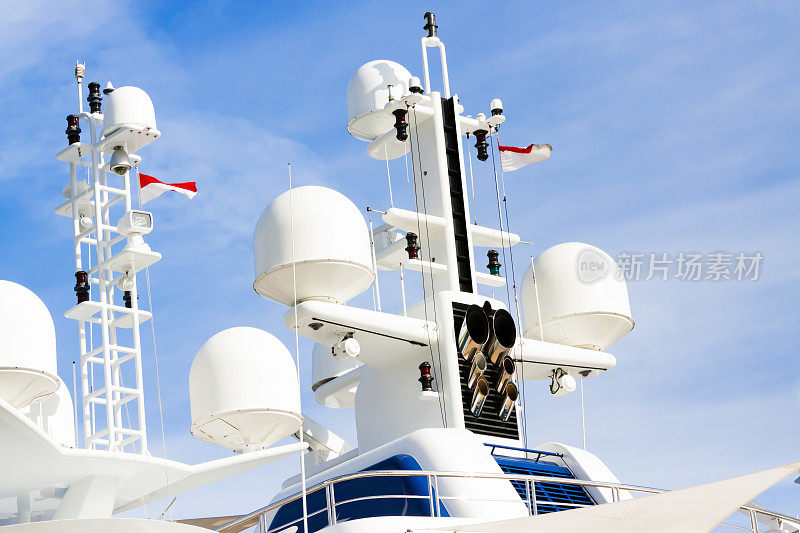 豪华游艇的现代白色导航系统映衬着蓝天