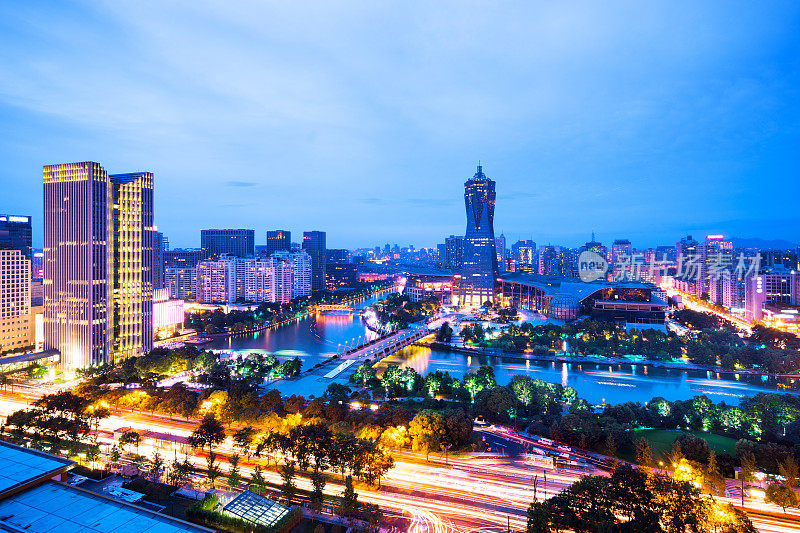 杭州夜景中的现代建筑