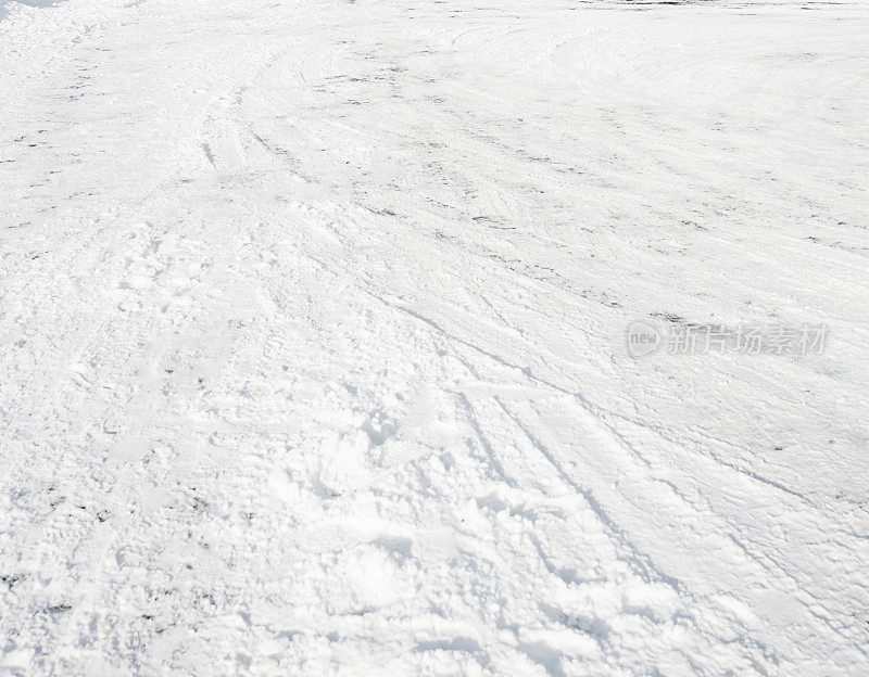 汽车轮胎在雪地上留下的痕迹