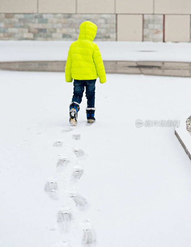 男孩在雪中行走