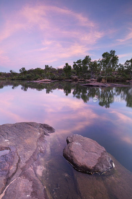 拂晓时分，澳大利亚西部曼宁峡谷的比拉邦或小池塘
