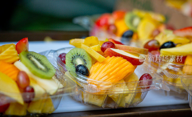 可食用的新鲜水果，切成片放入碗中