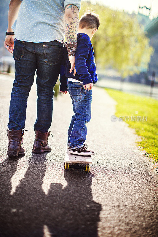 爸爸教儿子玩滑板