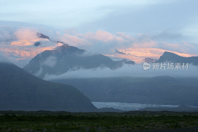 冰岛Vatnajokull冰川上的日落。