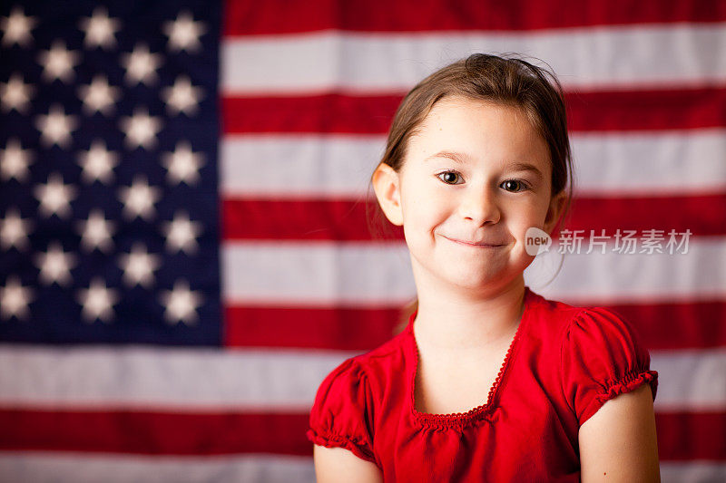 美国国旗下微笑的快乐少女