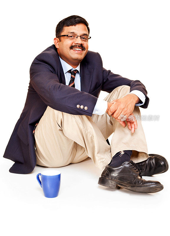 孤立的印度乐观的商人男性办公室工作人员与咖啡杯