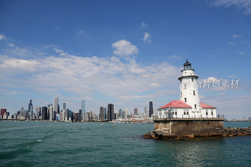 芝加哥港灯塔和天际线