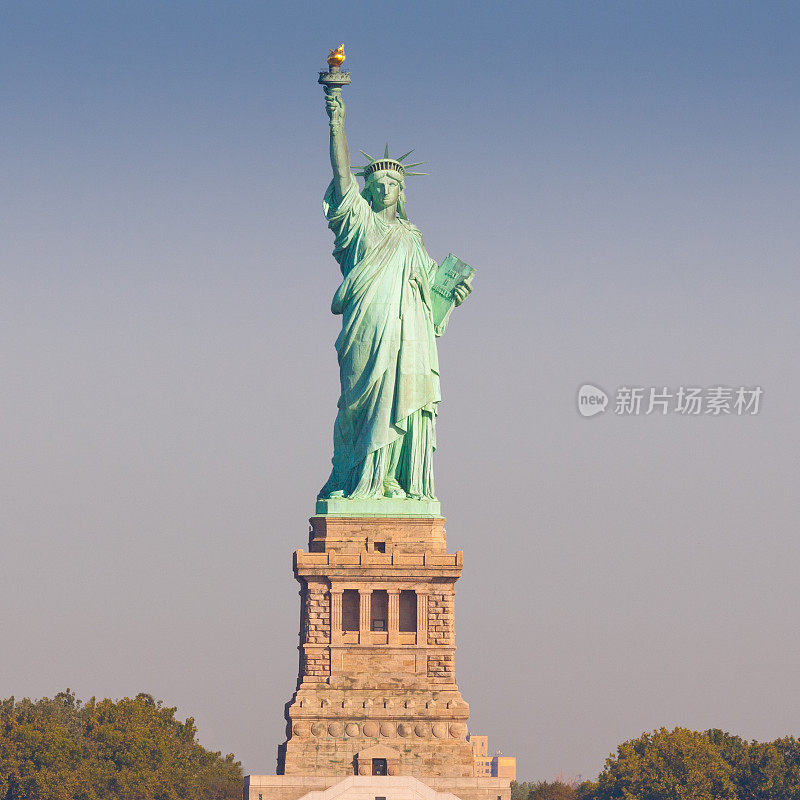纽约清晨的自由女神像。