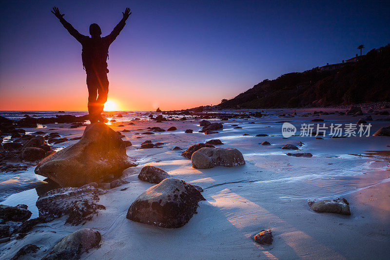 剪影man海滩日落景观