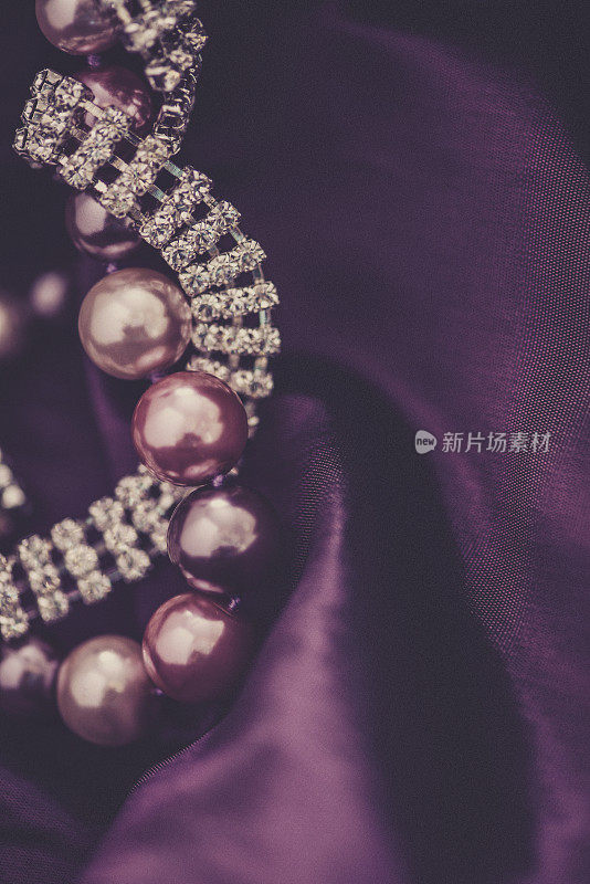 紫色透明硬纱上的珍珠和钻石首饰系列