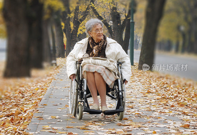 轮椅上的老年妇女