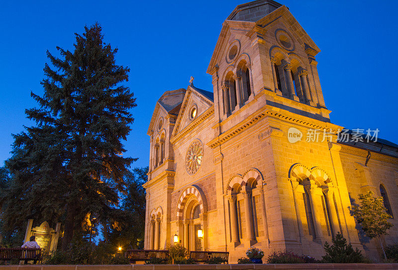 圣菲建筑:黄昏的圣弗朗西斯大教堂