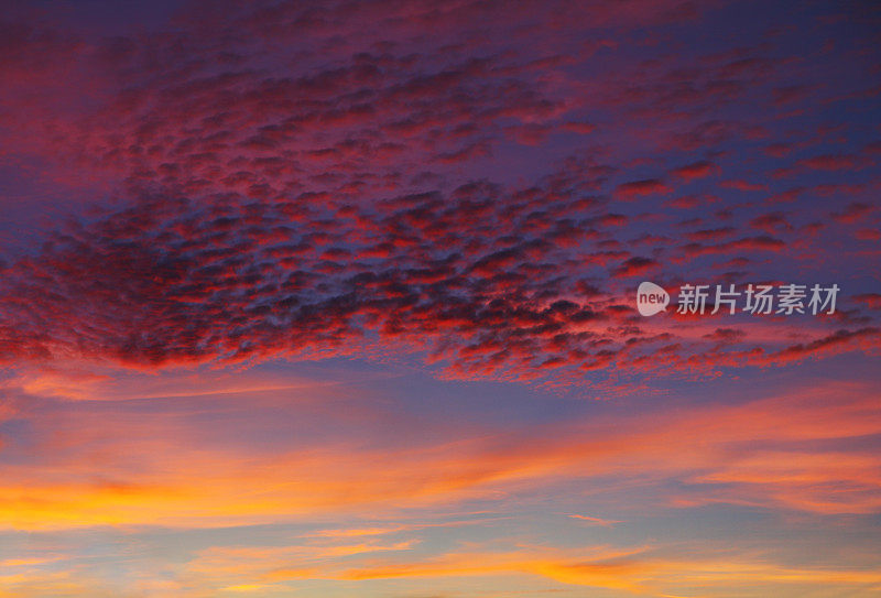 夕阳下五彩缤纷的天空