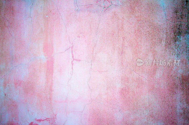 美丽的老西西里墙壁背景:斑驳的粉红色与裂缝