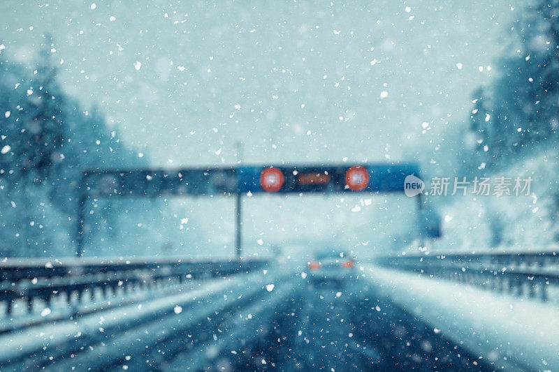 《公路上的大雪》