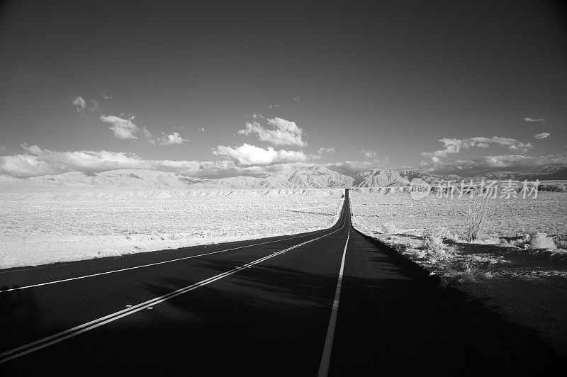 新铺的道路通过加利福尼亚沙漠-黑和白，水平
