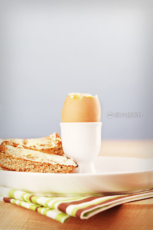 健康的煮鸡蛋早餐