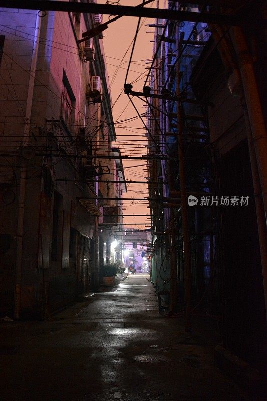 中国上海夜深人静的石库门小巷