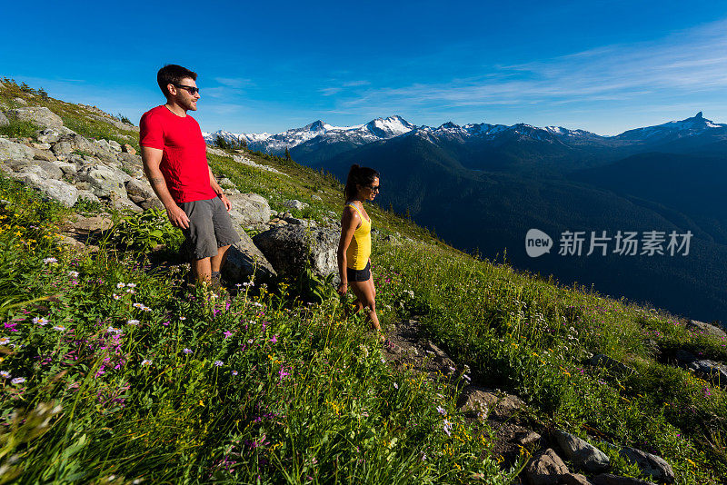 一对夫妇在山里徒步旅行