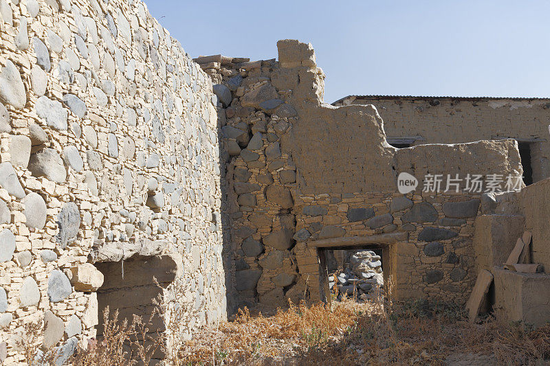 风化的门洞在破碎的村建筑墙塞浦路斯