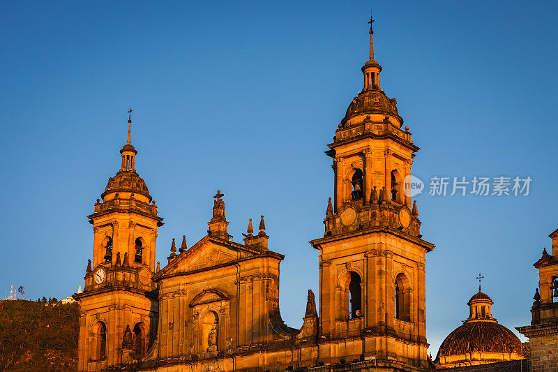 哥伦比亚波哥大:夕阳将普里默达大教堂的钟楼变成了金色