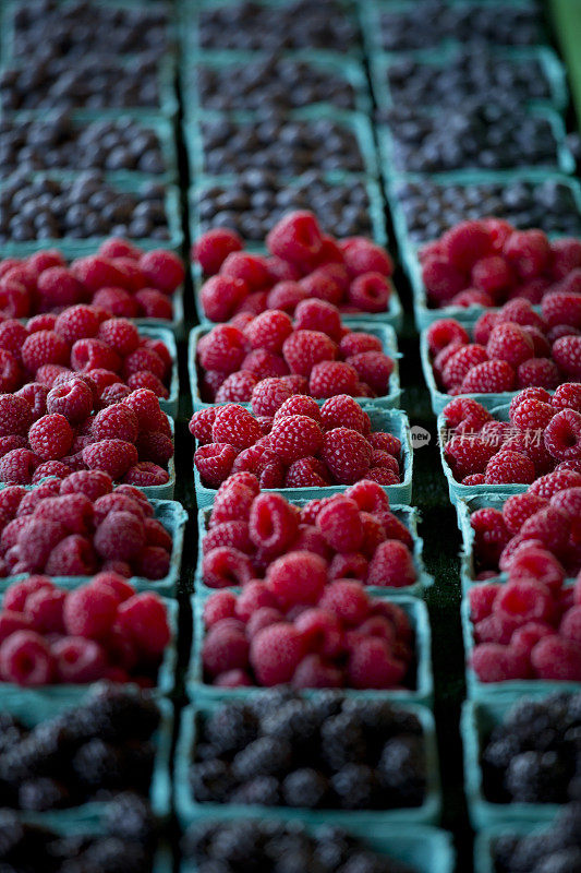 西雅图派克农贸市场的新鲜树莓和蓝莓