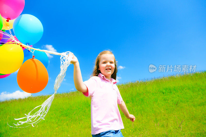 带着彩色气球的小女孩