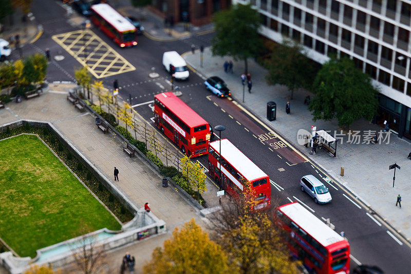伦敦街道与交通的Arial视图