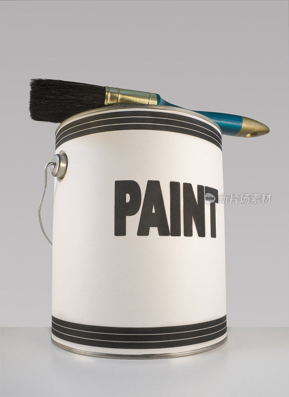 油漆罐，上面有刷子