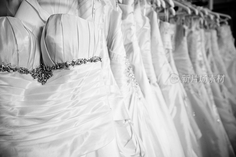 婚纱店的婚纱是黑色和白色的