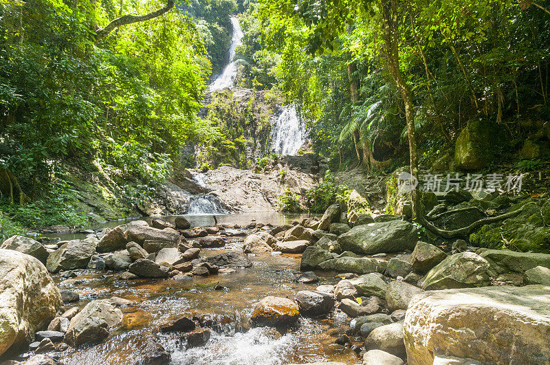 泰国甲米附近丛林中的华渡瀑布