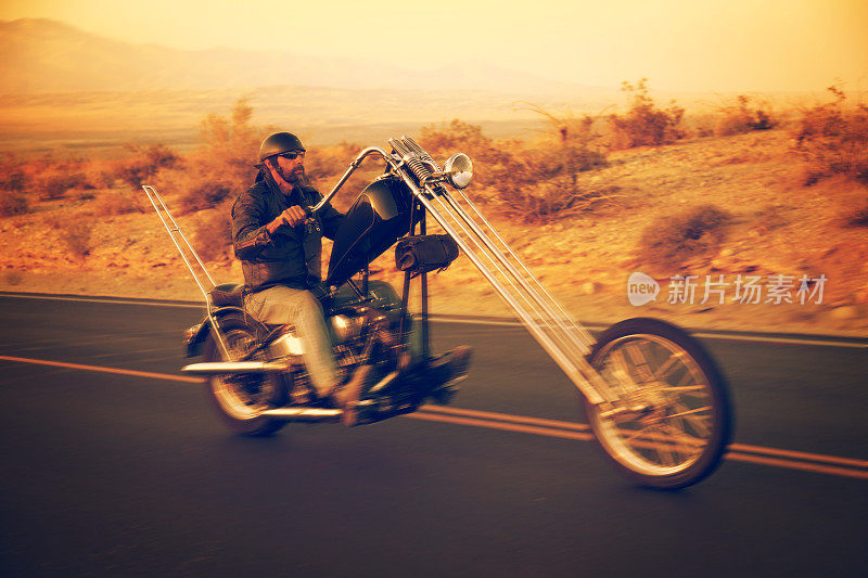 沙漠里骑摩托车的人