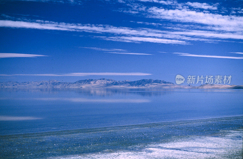 犹他州大盐湖羚羊岛上空的高层云