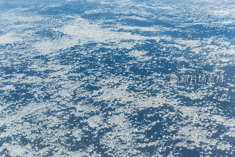 从飞机上看海面上的冰